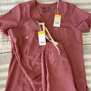BNWT MAUVE FIG SCRUB SET